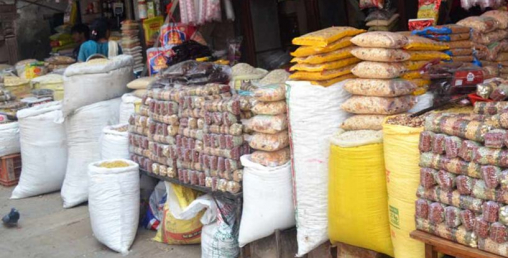 गोसाइँकुण्डमा म्याद गुज्रेको खाद्य सामग्री बिक्रीवितरण